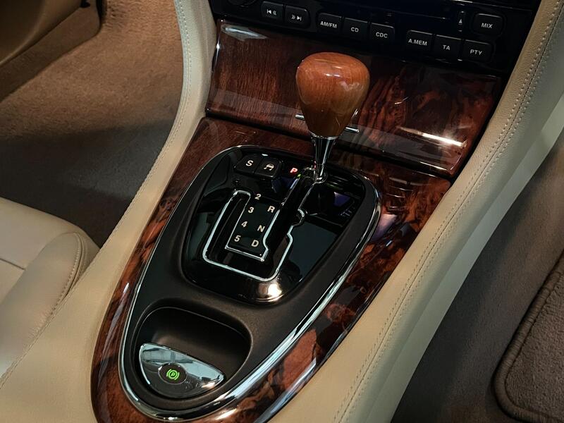 JAGUAR XJ